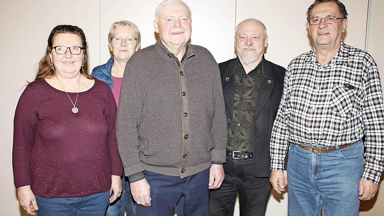 Mit Georg Schwarm (Mitte) wurden Gertrud Faltermeier, Günther Weinkauf und Ulrich Hermann geehrt. Hintere Reihe links: Vorsitzende Erika Herzog  Foto: Evi Seeger
