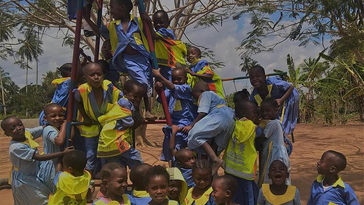 In der Tumaini-Schule fand der Unterricht im Freien statt, solange die Klassenzimmer renoviert wurden. Jetzt gibt es auch einen solarbetriebenen Brunnen.  Foto: Reinhard Beichel