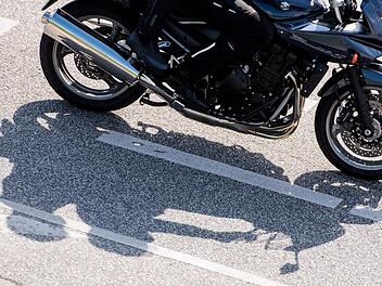Der Motorradfahrer hätte leicht andere Verkehrsteilnehmer gefährden können. Symbolfoto: Daniel Bockwoldt/ dpa.