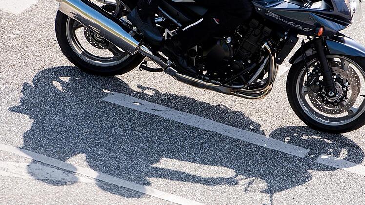 Der Motorradfahrer hätte leicht andere Verkehrsteilnehmer gefährden können. Symbolfoto: Daniel Bockwoldt/ dpa.