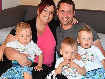 Die Eltern Alexandra und Alexander Bräunig mit ihren Drillingen Ben, Max und Luca (von links).  Foto: Ronald Rinklef
