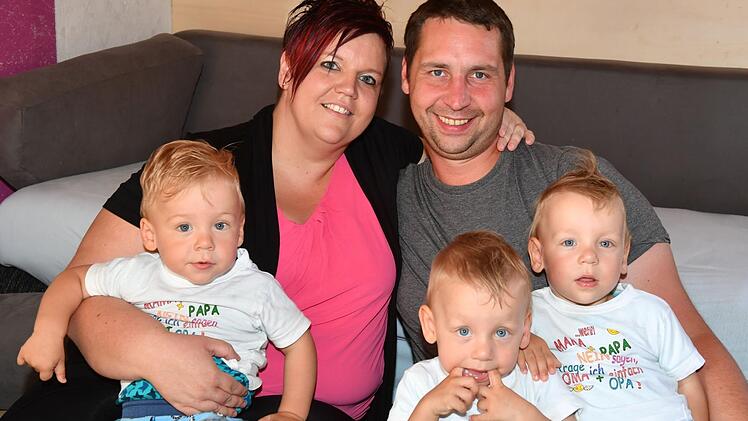 Die Eltern Alexandra und Alexander Bräunig mit ihren Drillingen Ben, Max und Luca (von links).  Foto: Ronald Rinklef