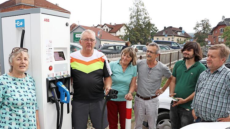 Auf dem Rosenau-Parkplatz hat der Landkreis Kronach eine oberfrankenweit vorbildliche E-Ladesäule für Autos installiert. Über die schnelle Ladestation freuen sich (von links) Grünen-Landtagskandidatin Edith Memmel, der Lichtenfelser Grünen-Stadtrat Siegbert Koch, Bund-Naturschutz-Kreisvorsitzende Elisabeth Hoffmann, Kreisrat Matthias Rudolph, Jason Allnum und Klaus Knorr (Mainleus).  Foto: Rainer Glissnik