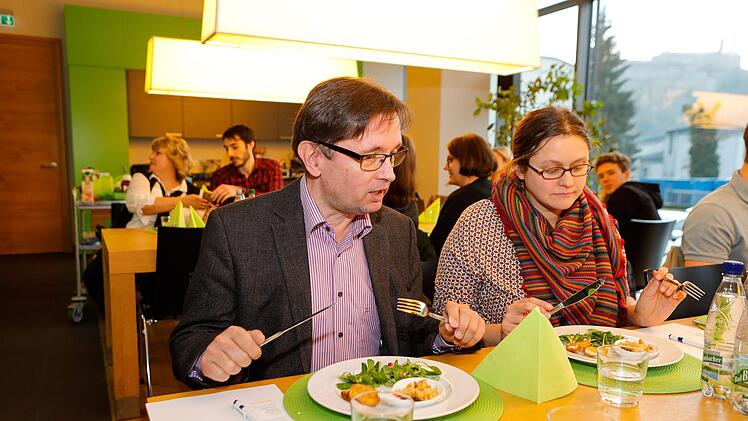 Die Jury darf alles probieren und muss sich entscheiden: Alexander Müller und Thea Hirschkorn.Matthias Hoch