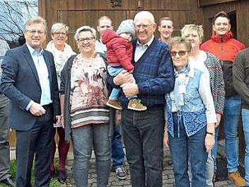 Gratulation zum 85. Geburtstag von Hans Hempfling (Sechster von links, mit Urenkel Finlay auf dem Arm). Mit im Bild Ehefrau Herta vorne rechts daneben) und Bürgermeister Rainer Detsch (Zweiter von links) sowie Familienangehörige. Foto: K.- H. Hofmann