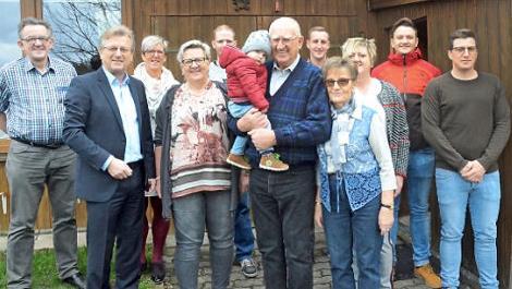 Gratulation zum 85. Geburtstag von Hans Hempfling (Sechster von links, mit Urenkel Finlay auf dem Arm). Mit im Bild Ehefrau Herta vorne rechts daneben) und Bürgermeister Rainer Detsch (Zweiter von links) sowie Familienangehörige. Foto: K.- H. Hofmann