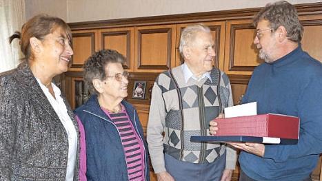Stellvertretende Landrätin Gabriele Klausner (l.) und Bürgermeister Horst Rehder gratulierten Maria und Laurentius Willert zur Eisernen Hochzeit. Fotos: Sänger, privat
