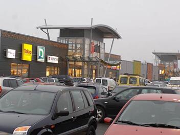 Der Parkplatz des Market Hallstadt wird ab 12. Juni zum Autokino. Der Eröffnungsfilm "Pulp Fiction" wird auf einer 12 mal 6 Meter großen Leinwand zu sehen sein. Der Ton kommt aus dem Autoradio.  Foto: Ronald Rinklef/Archiv