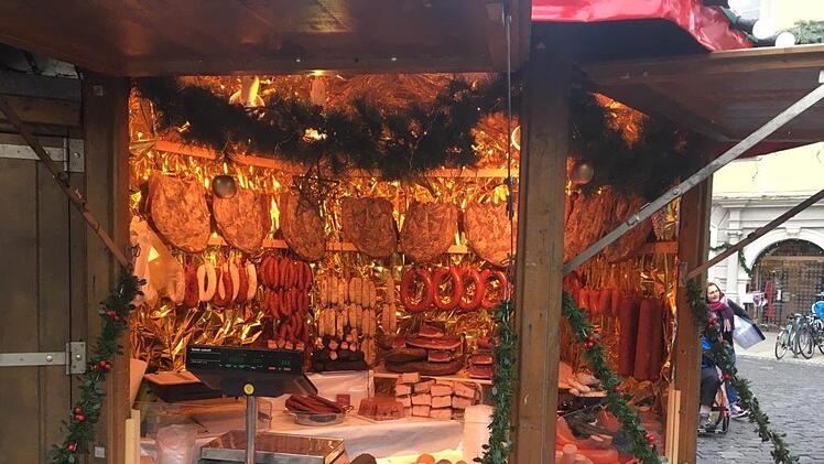 Seit 38 Jahren gibt es auf dem Coburger Weihnachtsmarkt eine Verkaufsbude mit alpenländischen Wurst- und Schinkenspezialitäten - unser Foto stammt aus dem Jahr 2019, als erstmals Miriam Lange dafür verantwortlich zeichnete.Oliver Schmidt