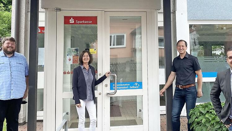 Am 1. Juli eröffnete in der ehemaligen Sparkassen-Filiale in der Coburger Straße 22 in Weitramsdorf die Diakoniestation Weitramsdorf-Seßlach GmbH ihren Weitramsdorfer Stützpunkt. Von den schönen Räumlichkeiten zeigte sich nicht nur Pflegedienstleiterin Silvia Schinkel, sondern auch die Bürgermeister Maximilian Neeb (Seßlach) und Andreas Carl (Weitramsdorf, von rechts) sowie Pfarrer Tobias Knötig (Krankenpflegeverein, links) als Vertreter aller drei Gesellschafter begeistert.