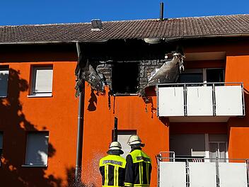 Vollbrand in Mehrfamilienhaus: Zwei Kinder flüchten dank Rauchmelder