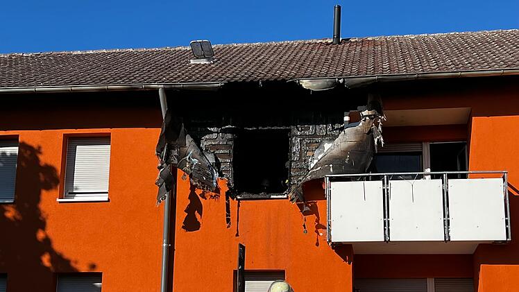 Vollbrand in Mehrfamilienhaus: Zwei Kinder flüchten dank Rauchmelder
