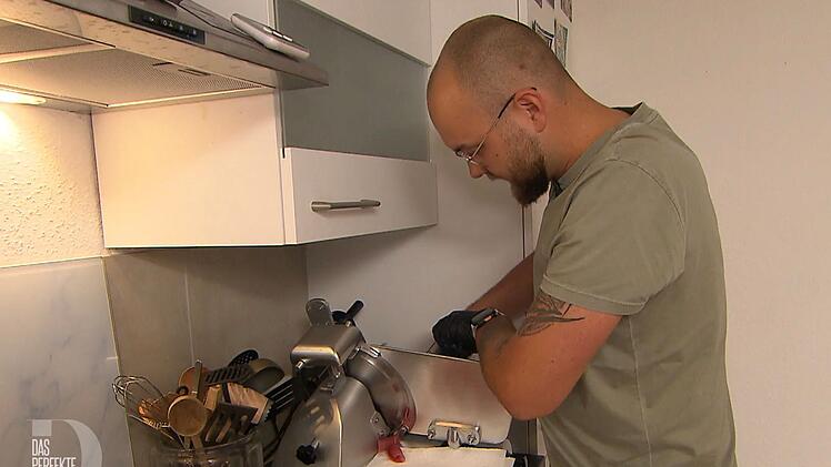 Gruppen-Youngster Luke (28) entpuppt sich mit Reh-Carpaccio als "junger Wilder" in der K&uuml;che.