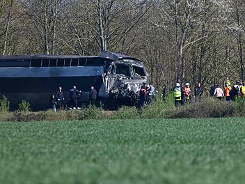 TGV kracht in Nordfrankreich in Laster