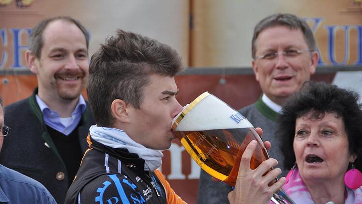 Jonathan Dinkler vom Mannschaftssieger Team Jenatec nimmt einen großen Schluck aus dem Bierhumpen.