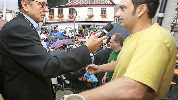 Stadtrat Walter Mackert (links) fungierte als Moderator beim Bieranstich; hier befragt er den Wiesener Braumeister Andreas Hellmuth.