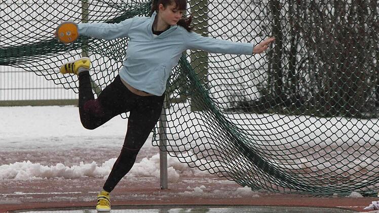 Kalt, nass, weiß: Rebecca Zimmer bei der Winterwurfmeisterschaft 2015 in München Foto: privat