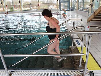 Um zur Einstiegstreppe zu gelangen, muss Marga Bretfeld vorher am gesamten Schwimmbecken entlanggehen. Fotos: Barbara Herbst