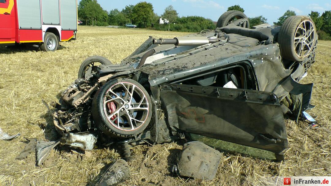 Renault ueberschlaegt sich mehrfach - Fahrer lebensgefaehrlich verletzt