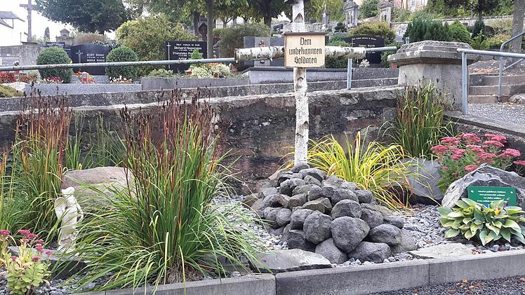 Auf Initiative der Reservisten wurde ab 2009 das Grab des unbekannten Soldaten auf dem Alten Stadtfriedhof in der Stadtmitte neu gestaltet. Der Verein hat die Ruhestätte geplant und auch selbst finanziert.Foto: Rolf Pralle
