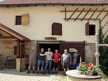 Sechs bis acht Sude pro Jahr brauen die Hobbybrauer vom Brautraditionsverein Unterelldorf für den Eigenbedarf. Nur beim Brauhausfest, das heuer am 26. August ab 14.30 Uhr stattfindet, wird ihr Kellerbier frei verkauft. Beim Herstellen des Festsuds Ende Juni hatten die anwesenden Brauer (von rechts: Bernd und Helfried Schleicher, Bernhard Brückner, Manfred Wöhner, Josef und Norbert Brückner) bereits Grund zum Feiern: Das vorbildlich sanierte Kommun-Brauhaus mit Backhaus wurde mit einem der 16 ...