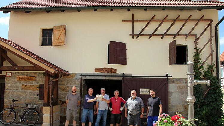 Sechs bis acht Sude pro Jahr brauen die Hobbybrauer vom Brautraditionsverein Unterelldorf für den Eigenbedarf. Nur beim Brauhausfest, das heuer am 26. August ab 14.30 Uhr stattfindet, wird ihr Kellerbier frei verkauft. Beim Herstellen des Festsuds Ende Juni hatten die anwesenden Brauer (von rechts: Bernd und Helfried Schleicher, Bernhard Brückner, Manfred Wöhner, Josef und Norbert Brückner) bereits Grund zum Feiern: Das vorbildlich sanierte Kommun-Brauhaus mit Backhaus wurde mit einem der 16 ...