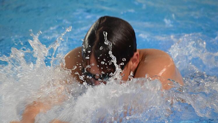 m Wasser geben die Schüler alles. Foto: Daniela Pondelicek