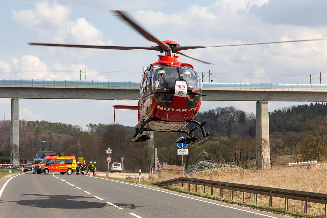 Schwerer Unfall bei Coburg: Zwei Schwerverletzte nach Crash auf B303