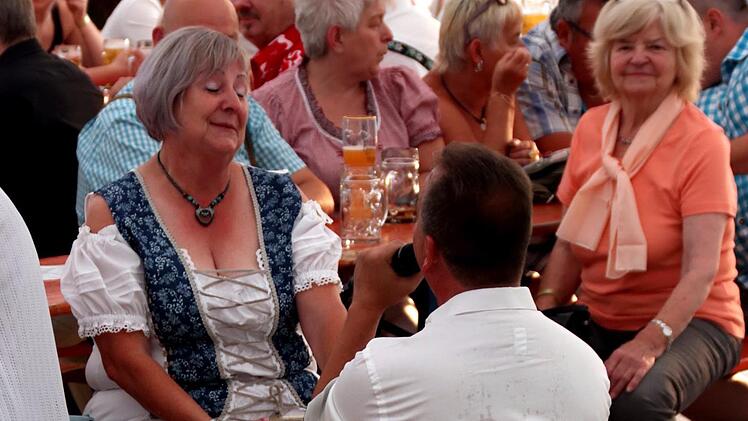 Zum Dahinschmelzen: Thomas Fauser flirtet mit einem Fan. Foto: Johanna Blum