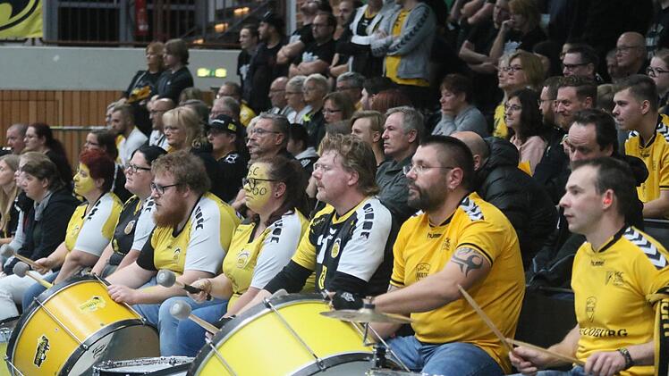 Mitte der zweiten Halbzeit stand den mitgereisten HSC-Fans die Anspannung noch förmlich ins Gesicht geschrieben, doch mit zunehmender Spieldauer wich die Skepsis bei den "Schwarz-Gelben" und der Geräuschpegel in der s.Oliver Arena wurde vor allem wegen der HSC-Trommler deutlich lauter. Nach vielen Derby-Pleiten in der Vergangenheit gegen die "Wölfe" hatten die Coburger Fans endlich einmal Grund zum Jubeln.