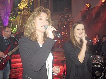 Gänsehaut pur vermittelte das Gesangsduo Andrea (links) und Lea beim Weihnachtskonzert in Teuschnitz.  Foto: Paul Hader