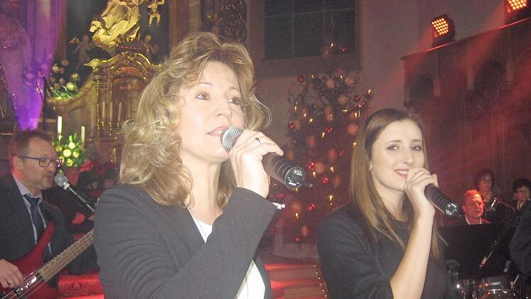Gänsehaut pur vermittelte das Gesangsduo Andrea (links) und Lea beim Weihnachtskonzert in Teuschnitz.  Foto: Paul Hader