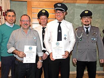 Die beiden Geehrten Bernhard Roppelt (2. v. l.) und Werner Fleischmann (2. v. r.) mit Vorsitzendem Johannes Weiß (3. v. l.), BKV-Kreisvorsitzendem Michael Pieger (r.) und Bürgermeister Torsten Gunselmann (l.) Foto: Mathias Erlwein