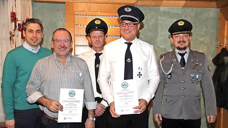 Die beiden Geehrten Bernhard Roppelt (2. v. l.) und Werner Fleischmann (2. v. r.) mit Vorsitzendem Johannes Weiß (3. v. l.), BKV-Kreisvorsitzendem Michael Pieger (r.) und Bürgermeister Torsten Gunselmann (l.) Foto: Mathias Erlwein