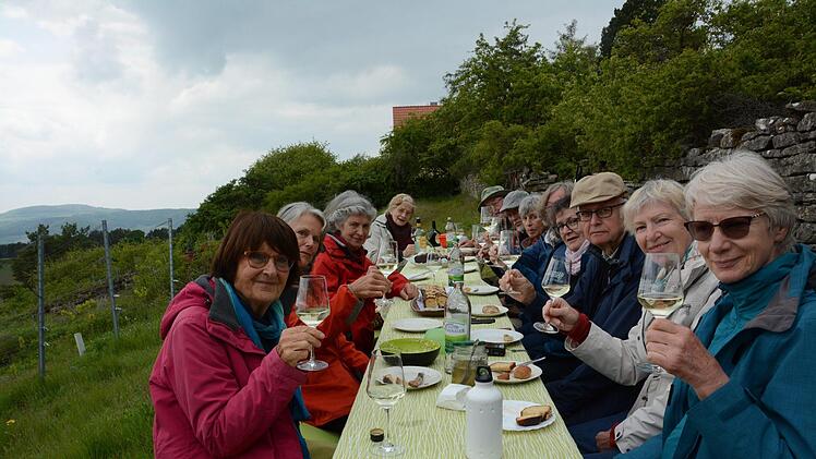 Brotzeit mit Weinprobe in den Weinbergen von Hammelburg.Elisabeth Assmann