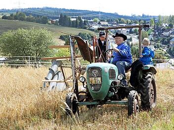 Auch heuer erwarten die Tschirner Schlepperfreunde, wie auf unserem Bild aus dem Vorjahr, wieder zahlreiche alte Gefährte für die Rundfahrt und die Vorführungen auf dem Feld.  Foto: Archiv Michael Wunder