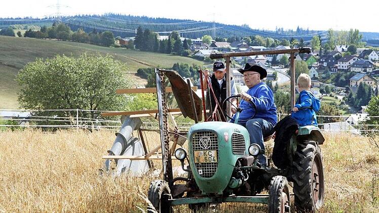 Auch heuer erwarten die Tschirner Schlepperfreunde, wie auf unserem Bild aus dem Vorjahr, wieder zahlreiche alte Gefährte für die Rundfahrt und die Vorführungen auf dem Feld.  Foto: Archiv Michael Wunder