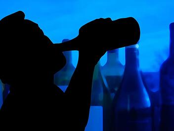 Die Alkoholsucht ist das Grundproblem eines 40-jährigen Mannes. In angetrunkenem Zustand begeht es Straftaten. Dafür wurde er jetzt in einem Prozess am Amtsgericht Haßfurt zu einer Bewährungsstrafe verurteilt, und er muss eine Suchttherapie absolvieren. pixabay/geralt
