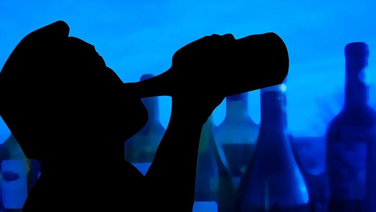 Die Alkoholsucht ist das Grundproblem eines 40-jährigen Mannes. In angetrunkenem Zustand begeht es Straftaten. Dafür wurde er jetzt in einem Prozess am Amtsgericht Haßfurt zu einer Bewährungsstrafe verurteilt, und er muss eine Suchttherapie absolvieren. pixabay/geralt