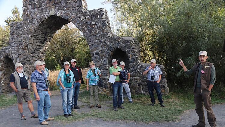 Zur Abschlussfeier geh&ouml;rte auch eine F&uuml;hrung durch das Schwarze Moor -  hier mit Daniel Scheffler, Ranger beim Verein Naturpark und Biosph&auml;renreservat Bayerische Rh&ouml;n (NBR).  Foto: Sandra Limpert