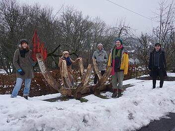 Exodus nicht Exitus - die angehenden Holzbildhauer der Berufsfachschule für Holzbildhauer in Bischofsheim haben die Hoffnung noch nicht aufgegeben, dass es für ihre praktische Berufsausbildung Lösungen gibt. Das Bild zeigt von links: Michaela Heigl, Anneliese Abdinghoff, Benjamin Hugo, Marike Meinhardt und Mechthild Staude. Foto: Marion Eckert