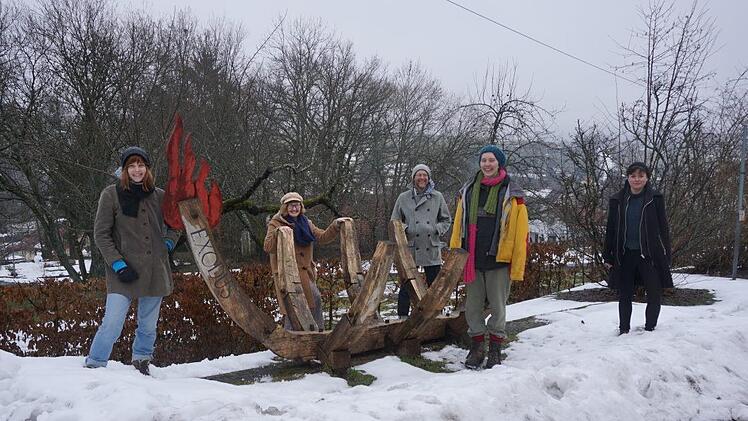 Exodus nicht Exitus - die angehenden Holzbildhauer der Berufsfachschule für Holzbildhauer in Bischofsheim haben die Hoffnung noch nicht aufgegeben, dass es für ihre praktische Berufsausbildung Lösungen gibt. Das Bild zeigt von links: Michaela Heigl, Anneliese Abdinghoff, Benjamin Hugo, Marike Meinhardt und Mechthild Staude. Foto: Marion Eckert