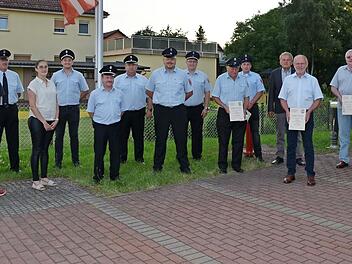 Im Bild von links: Pfarrer Michael Foltin, Neumitglied Marcel Schulte, Kreisbrandinspektor Harald Schnappauf, Neumitglied Lena Dawel, André Karl, stellv. Kommandant Thorsten Fiedler, Kommandant Dirk Raupach, stellv. Kommandant Jan Barcsik, Vorsitzender Dirk Kreul, Ehrenmitglied Werner Günther, Michael Kießling (20 Jahre aktiv), Hans-Ulrich Stark, Edgar Löffler, Hubert Langer, Hans Parnickel und Bürgermeister Rainer Detsch