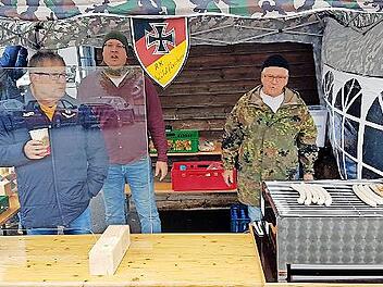 Die Helfer der RK Wildflecken beim Bratwurst- und Getränkeverkauf zugunsten des Volksbundes Deutsche Kriegsgräberfürsorge (von links): Dirk Korbstein, RK-Vorsitzender David Baer und Klaus Schuhmann. Es fehlen Harald Dziadek, Adrian Kozot, Stefan R...