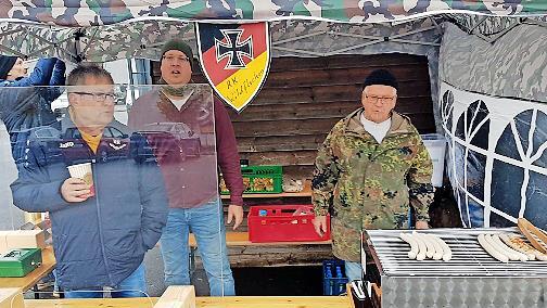 Die Helfer der RK Wildflecken beim Bratwurst- und Getränkeverkauf zugunsten des Volksbundes Deutsche Kriegsgräberfürsorge (von links): Dirk Korbstein, RK-Vorsitzender David Baer und Klaus Schuhmann. Es fehlen Harald Dziadek, Adrian Kozot, Stefan R...