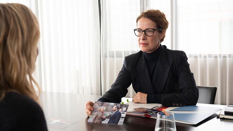 Oberstaatsanw&auml;ltin Limmer (Clelia Sarto, rechts) nimmt Anna (Tanja Wedhorn) in die Mangel. Sie pr&auml;sentiert ihr ein Foto, das Annas Chefin Bea gemeinsam mit dem Oligarchen Igor zeigt.