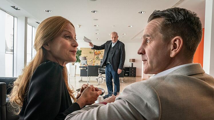 Sophie Henkelmann (Esther Schweins) hatte Wilsberg (Leonard Lansink, Mitte) einen g&uuml;nstigen Kredit f&uuml;r ein neues Auto versprochen. Wegen Wilsbergs DNA-Analyse verweigert sie ihn jedoch. Was aber bespricht die Bankdirektorin mit ihrem Mann Adrian (Michael Ehnert), der eine andere Frau in M&uuml;nchen hat?