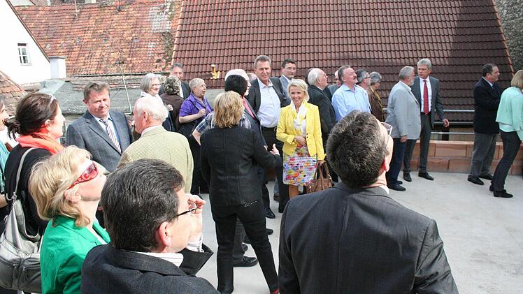 Alle schauen nach oben.