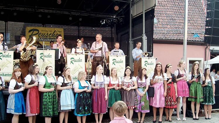 Das Dreigespann (Bürgermeister, Weinprinzessin und Weinfestleitung) auf der großen Bühne, Darunter die Weinhoheiten  Fotos: Marina Zimmermann