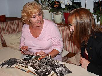 Helga Hofmann erzählt ihrer jungen Bekannten von früheren Abenteuern. Zahlreiche Bilder erinnern dabei an ihre Erlebnisse in Jugoslawien. Foto: Manuel Stark